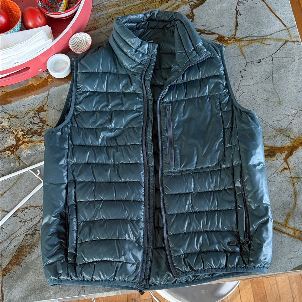 GAP Teal Puffer Vest practially new. Men’s S